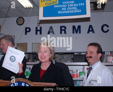 Senatorin Hillary Rodham Clinton hält eine Pressekonferenz in einem New Yorker store Apotheke am 12 Januar, 2006 auf Präsident Bush anrufen, um Probleme mit Medicare Verordnung-Drogenutzen Programm Adresse. (UPI Foto/Ezio Petersen) Stockfoto