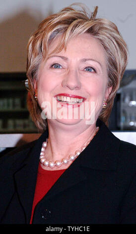 Senatorin Hillary Rodham Clinton hält eine Pressekonferenz in einem New Yorker store Apotheke am 12 Januar, 2006 auf Präsident Bush anrufen, um Probleme mit Medicare Verordnung-Drogenutzen Programm Adresse. (UPI Foto/Ezio Petersen) Stockfoto