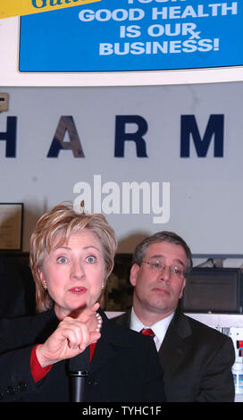 Senatorin Hillary Rodham Clinton hält eine Pressekonferenz in einem New Yorker store Apotheke am 12 Januar, 2006 auf Präsident Bush anrufen, um Probleme mit Medicare Verordnung-Drogenutzen Programm Adresse. (UPI Foto/Ezio Petersen) Stockfoto