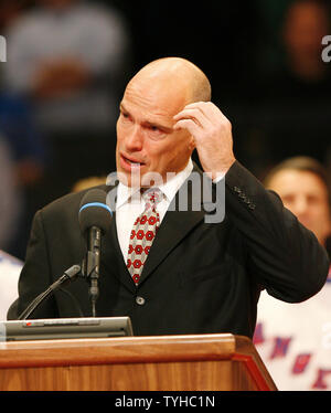 New York Rangers langjähriger Kapitän Mark Messier hält zurück reißt, während eine Rede, bevor sie seine Nr. 11 zur MSG Dachsparren am Madison Square Garden in New York City am 12. Januar 2006 Hoist. Mark Messier wird zum 4. Spieler seine Nummer durch die Förster Organisation zurückgezogen zu haben. (UPI Foto/John angelillo) Stockfoto