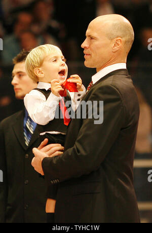 New York Rangers langjähriger Kapitän Mark Messier hält seinen Sohn Douglas, bevor sie seine Nr. 11 zur MSG Dachsparren am Madison Square Garden in New York City am 12. Januar 2006 Hoist. Mark Messier wird zum 4. Spieler seine Nummer durch die Förster Organisation zurückgezogen zu haben. (UPI Foto/John angelillo) Stockfoto