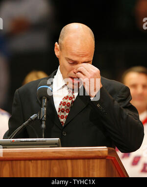 New York Rangers langjähriger Kapitän Mark Messier hält zurück reißt, während eine Rede, bevor sie seine Nr. 11 zur MSG Dachsparren am Madison Square Garden in New York City am 12. Januar 2006 Hoist. Mark Messier wird zum 4. Spieler seine Nummer durch die Förster Organisation zurückgezogen zu haben. (UPI Foto/John angelillo) Stockfoto