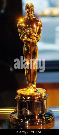 Die 50 Oscar Statuetten, die auf die Gewinner am 78th Oscar-Verleihung im März 2006, wo zum ersten Mal überhaupt in New York City am 23. Januar 2006 in das Fenster des Times Square Studios präsentiert werden vorgestellt. Die Oscar statue kostet 400 $ und Gewichte 8 1/2 Pfund und 13 Zoll hoch. (UPI Foto/Ezio Petersen) Stockfoto