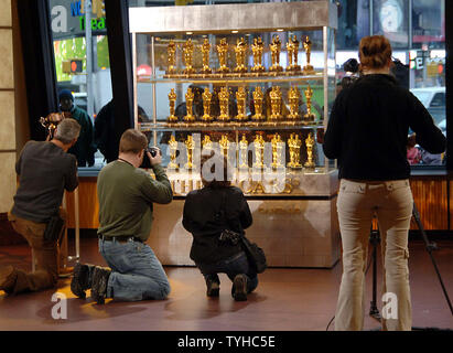 Die 50 Oscar Statuetten, die auf die Gewinner am 78th Oscar-Verleihung im März 2006, wo zum ersten Mal überhaupt in New York City am 23. Januar 2006 in das Fenster des Times Square Studios präsentiert werden vorgestellt. Die Oscar statue kostet 400 $ und Gewichte 8 1/2 Pfund und 13 Zoll hoch. (UPI Foto/Ezio Petersen) Stockfoto