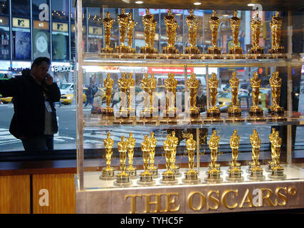 Die 50 Oscar Statuetten, die auf die Gewinner am 78th Oscar-Verleihung im März 2006, wo zum ersten Mal überhaupt in New York City am 23. Januar 2006 in das Fenster des Times Square Studios präsentiert werden vorgestellt. Die Oscar statue kostet 400 $ und Gewichte 8 1/2 Pfund und 13 Zoll hoch. (UPI Foto/Ezio Petersen) Stockfoto