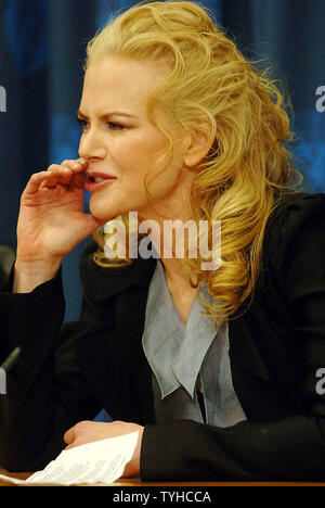 Schauspielerin Nicole Kidman (gezeigt) Chats mit den Medien bei den Vereinten Nationen nach dem am 26. Januar 2006 ernannt wurde, als Botschafter des guten Willens für UNIFEM durch Noeleen HEYZER, Direktorin der Entwicklungsfonds der Vereinten Nationen für Frauen. (UPI Foto/Ezio Petersen) Stockfoto