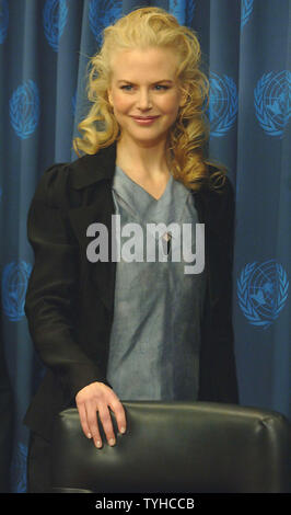 Schauspielerin Nicole Kidman Chats mit den Medien bei den Vereinten Nationen nach dem am 26. Januar 2006 ernannt wurde, als Botschafter des guten Willens für UNIFEM durch Noeleen HEYZER, Direktorin der Entwicklungsfonds der Vereinten Nationen für Frauen. (UPI Foto/Ezio Petersen) Stockfoto