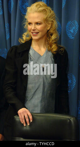Schauspielerin Nicole Kidman Chats mit den Medien bei den Vereinten Nationen nach dem am 26. Januar 2006 ernannt wurde, als Botschafter des guten Willens für UNIFEM durch Noeleen HEYZER, Direktorin der Entwicklungsfonds der Vereinten Nationen für Frauen. (UPI Foto/Ezio Petersen) Stockfoto
