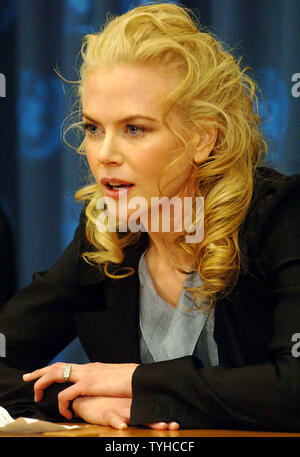 Schauspielerin Nicole Kidman (gezeigt) Chats mit den Medien bei den Vereinten Nationen nach dem am 26. Januar 2006 ernannt wurde, als Botschafter des guten Willens für UNIFEM durch Noeleen HEYZER, Direktorin der Entwicklungsfonds der Vereinten Nationen für Frauen. (UPI Foto/Ezio Petersen) Stockfoto