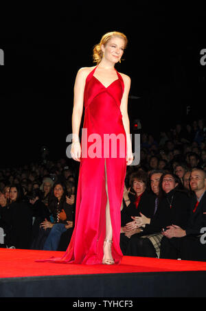 LeAnn Rimes Modelle im Herzen Wahrheit rotes Kleid Kollektion 2006 Fashion Show unter dem Zelt am Bryant Park bei Olympus Fashion Week auf Nationalen tragen rote Tag, 3. Februar 2006. Das Herz der Wahrheit ist eine nationale Kampagne zur Sensibilisierung für Frauen über Herzkrankheit. (UPI Foto/Robin Platzer) Stockfoto