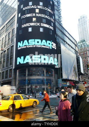 Der riesige Bildschirm wickelt sich um die NASDAQ Gebäude im Times Square wie der Markt seinen 35. Jahrestag am 15. Februar 2006 in New York City feiert. (UPI Foto/Monika Graff) Stockfoto