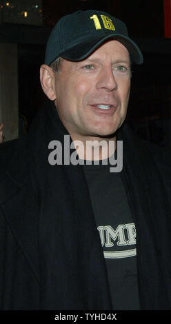 Schauspieler Bruce Willis kommt für den 27. Februar 2006 in New York Premiere seines Films "16 Blocks" (UPI Foto/Ezio Petersen) Stockfoto