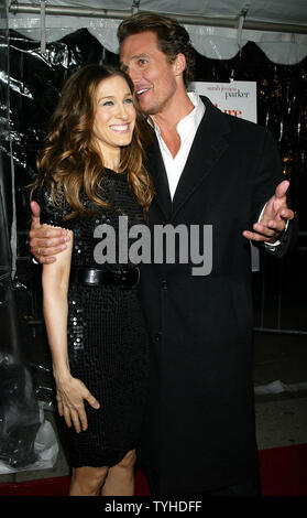 Sarah Jessica Parker und Matthew McConaughey kommen für die Premiere ihres neuen Films "Versagen zu Starten' an der Clearview Chelsea Theater in New York am 8. März 2006. (UPI Foto/Laura Cavanaugh) Stockfoto