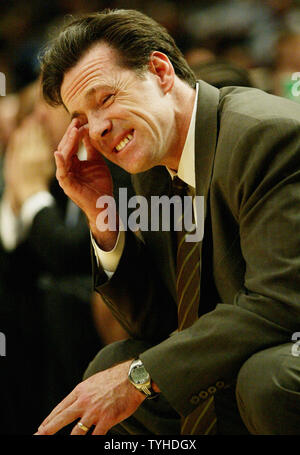 Pittsburgh's Head Coach Jamie Dixon reagiert, als seine Mannschaften vermißt einen Korb im Spiel gegen West Virginia an der Big East Meisterschaft Turnier im Madison Square Garden am 9. März 2006 in New York City. (UPI Foto/Monika Graff) Stockfoto