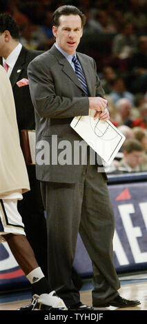 Pittsburgh's Head Coach Jamie Dixon asseses die Situation während einer Zeit während der letzten grossen Osten Basketball Championship Spiel gegen Syrakus im Madison Square Garden am 11. März 2006 in New York City statt. (UPI Foto/Monika Graff) Stockfoto