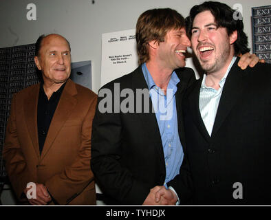 Schauspieler Robert Duvall, Aaron Eckhart und Regisseur Jason Reitman (von links nach rechts) kommen für die Premiere ihres Films "Danke für das Rauchen" im Museum für Moderne Kunst in New York am 12. März 2006. (UPI Foto/Ezio Petersen) Stockfoto