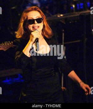 Debbie Harry, Lead Sänger der Gruppe Blondie, führt mit Ihnen nach Ihrer Trophäe der Induktion annehmen auf dem Fels 2006 und Roll Hall of Fame induction Zeremonien am 13. März 2006 in der New Yorker Waldorf Astoria Hotel statt. (UPI Foto/Ezio Petersen) Stockfoto