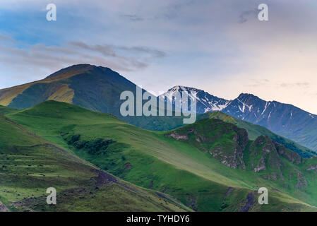 Blick auf die schönen Berge im nördlichen Kaukasus am Abend oder am frühen Morgen Stockfoto