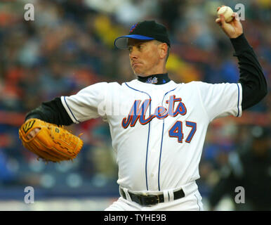 Tom Glavin ist der Krug für die New York Mets, die an der Washington Nationals während der Mets' home öffnung Spiel auf das Shea Stadium in New York City am 3. April 2006 statt. (UPI Foto/Monika Graff) Stockfoto