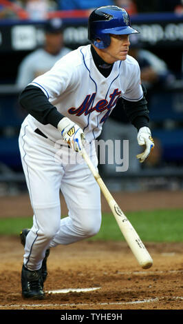 New York Mets" Krug Tom Glavin ein einzelnes im dritten Inning gegen die Washington Nationals Hits während Home öffnung Spiel der Met auf das Shea Stadium in New York City am 3. April 2006 statt. (UPI Foto/Monika Graff) Stockfoto