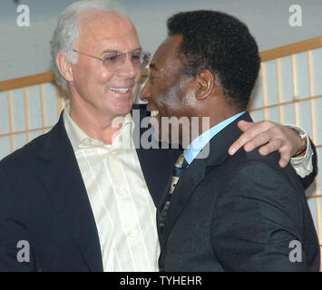 Fußball-Legenden Franz Beckenbauer (links) und Pele, die für die New York Cosmos 1977 Grüße einander an einem 7. April gespielt, 2006 New York Pressekonferenz Festlichkeiten für Red Bull New York 1 Hauptöffner Fußball Spiel auf 4/8/06 zu starten. Das Team war ehemals MetroStars und vor dem New York Cosmos bekannt. (UPI Foto/Ezio Petersen) Stockfoto