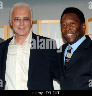 Fußball-Legenden Franz Beckenbauer (links) und Pele, die für die New York Cosmos 1977 Grüße einander an einem 7. April gespielt, 2006 New York Pressekonferenz Festlichkeiten für Red Bull New York 1 Hauptöffner Fußball Spiel auf 4/8/06 zu starten. Das Team war ehemals MetroStars und vor dem New York Cosmos bekannt. (UPI Foto/Ezio Petersen) Stockfoto