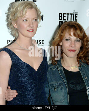 Schauspielerin Gretchen Mol (links) und Co star Lili Taylor pose am April 10, 2006 New York Premiere ihres neuen Films "Die berüchtigten Bettie Page", die über das Leben der 50er Pin up Girl basiert. (UPI Foto/Ezio Petersen) Stockfoto