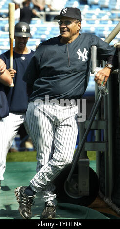 New York Yankees Manager Joe Torre", rechts, genießt ein Lachen, als Catcher Jorge Posada im Hintergrund während der schlagenden Praxis gesehen wird vor dem Spiel gegen die Kansas City Royals im Yankee Stadium in New York City am 12. April 2006. (UPI Foto/Monika Graff) Stockfoto