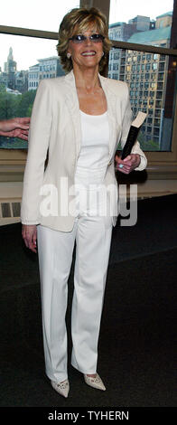 Jane Fonda zeichen Kopien von Ihrem Buch "Jane Fonda: Mein Leben Bisher' bei Barnes & Noble in New York am 17. April 2006. (UPI Foto/Laura Cavanaugh) Stockfoto