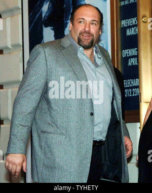 Schauspieler James Gandolfini arrrives für den 19. April 2006 Broadway Debut der Schauspielerin Julia Roberts im Stück "Drei Tage Regen" in New York City. (UPI Foto/Ezio Petersen) Stockfoto