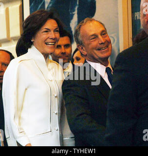 New York City Bürgermeister Michael Bloomberg und Freundin arrrive für den 19. April 2006 Broadway Debut der Schauspielerin Julia Roberts im Stück "Drei Tage Regen" in New York City. (UPI Foto/Ezio Petersen) Stockfoto