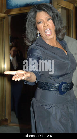 Oprah Winfrey arrrives für den 19. April 2006 Broadway Debut der Schauspielerin Julia Roberts im Stück "Drei Tage Regen" in New York City. (UPI Foto/Ezio Petersen) Stockfoto