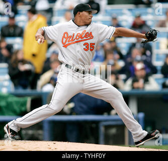 Baltimore Orioles "Starter Daniel Cabrera Plätze zu den New York Yankees im ersten Inning im Yankee Stadium in New York City am 22. April 2006. (UPI Foto/Monika Graff) Stockfoto