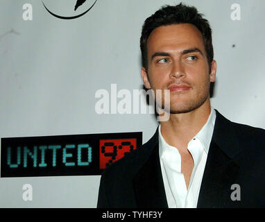 Schauspieler Cheyenne Jackson, protrays Todd Beamer, die an Bord von Flug United 93 starb sie am 11./01. Herr Jackson Attened der Welt Film Premiere für "United 93", der am 25. April eröffnet, 2006 in New York die 5. jährliche Tribeca Film Festival zu starten. (UPI Foto/Ezio Petersen) Stockfoto