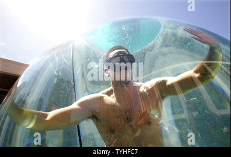 Magier und Performance Künstler David Blaine beginnt seine sieben Tage Aufenthalt in einem Wassertank außerhalb am Lincoln Center für Darstellende Künste in New York City am 1. Mai 2006. Blaine wird Luft durch einen Schlauch, als er sich in den 8-Fuß-Acryl Kugel in aller Öffentlichkeit schwimmt. (UPI Foto/Monika Graff) Stockfoto