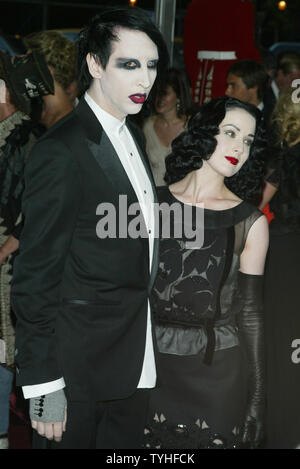 Marilyn Manson und Dita von Teese kommen für das Metropolitan Museum der Kunst Costume Institute Gala feiern AngloMania: Tradition und Transgression in Britische Mode im Metropolitan Museum der Kunst in New York am 1. Mai 2006. (UPI Foto/Laura Cavanaugh) Stockfoto