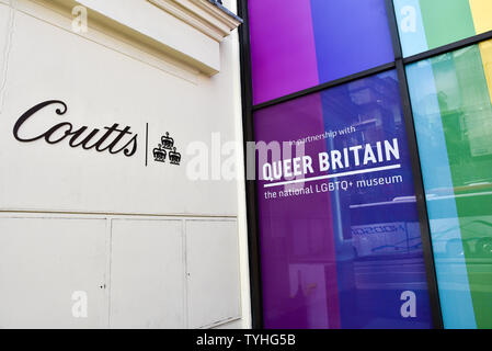 The Strand, London, UK. 26. Juni 2019. Private Bank Coutts auf der Faser ist mit Regenbogen Streifen vor Stolz in London 2019 eingerichtet. Quelle: Matthew Chattle/Alamy leben Nachrichten Stockfoto
