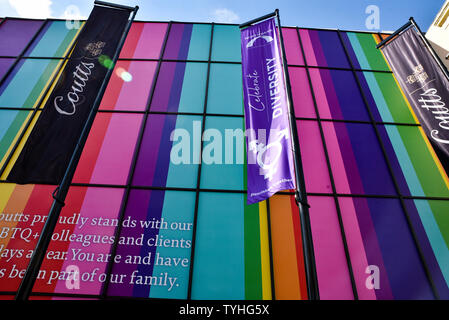 The Strand, London, UK. 26. Juni 2019. Private Bank Coutts auf der Faser ist mit Regenbogen Streifen vor Stolz in London 2019 eingerichtet. Quelle: Matthew Chattle/Alamy leben Nachrichten Stockfoto