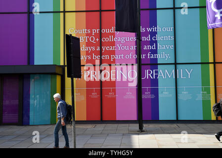 The Strand, London, UK. 26. Juni 2019. Private Bank Coutts auf der Faser ist mit Regenbogen Streifen vor Stolz in London 2019 eingerichtet. Quelle: Matthew Chattle/Alamy leben Nachrichten Stockfoto