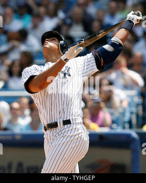 New York Yankees Alex Rodriguez Fouls eine Kugel gerade nach oben in den Boden des sechsten Inning in Yankees Stadion in New York City am 17. Mai 2006. Die New York Yankees, die Texas Rangers. (UPI Foto/John angelillo) Stockfoto