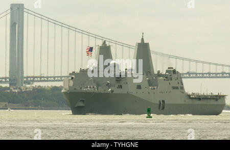 Ein US Navy Schiff fährt vorbei an der Verrazano Narrows Bridge, wie es in Richtung der Hudson River als die 19. jährliche Flotte Woche beginnt, von einem Pier in Jersey City, NJ am 22. Mai 2006 gesehen. Schiffe aus der ganzen Welt kommen nach New York in die Ereignisse, die ehren, die in der Armee dienen. (UPI Foto/Monika Graff) Stockfoto