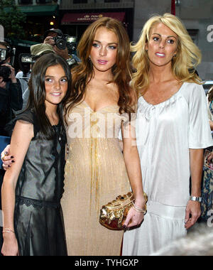 Lindsay Lohan (Mitte) und Schwester Ali (links) und Mutter Dina (rechts) kommen für die Premiere von "A Prairie Home Companion' bei der DGA-Theater in New York am 4. Juni 2006. (UPI Foto/Laura Cavanaugh) Stockfoto