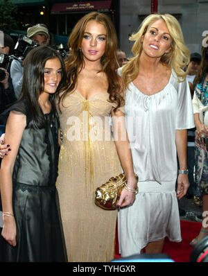 Lindsay Lohan (Mitte) und Schwester Ali (links) und Mutter Dina (rechts) kommen für die Premiere von "A Prairie Home Companion' bei der DGA-Theater in New York am 4. Juni 2006. (UPI Foto/Laura Cavanaugh) Stockfoto