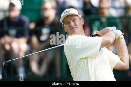 Ernie Els Uhren sein T-Stück vom ersten T-Stück, das während der ersten Runde der US Open im Winged Foot Golf Club in Mamaroneck, NY Am 15. Juni 2006. (UPI Foto/John angelillo) Stockfoto