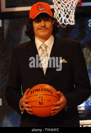 Adam Morrison, gewählt als #3 Draft Pick im 2006 NBA Draft Zeremonien von der Charlotte BobCats am 28. Juni 2006 im New Yorker Madison Square Garden (UPI Foto/Ezio Petersen) Stockfoto