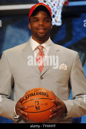Shelden Williams, als #5 Draft Pick in der NBA Draft 2006 von den Atlanta Hawks Zeremonien am 28. Juni 2006 im New Yorker Madison Square Garden. (UPI Foto/Ezio Petersen) Stockfoto