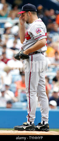 John Smoltz, der Krug für die Atlanta Braves, reagiert, wie er geht anderen New York Yankee im zweiten Inning am Yankee Stadium am 28. Juni 2006 in New York. (UPI Foto/Monika Graff) Stockfoto