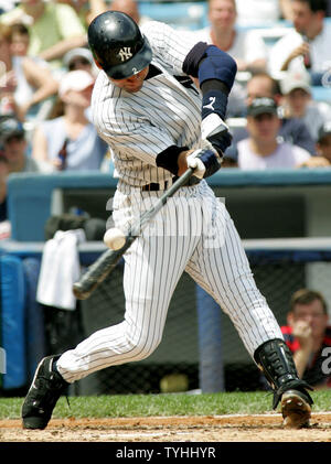 Derek Jeter der New York Yankees Hits ein Doppel aus der Atlanta Braves im ersten Inning am Yankee Stadium am 28. Juni 2006 in New York. (UPI Foto/Monika Graff) Stockfoto