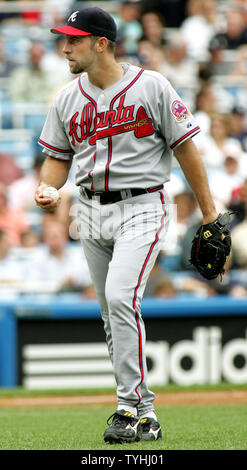 John Smoltz Plätze für die Atlanta Braves während ihr Spiel gegen die New York Yankees im Yankee Stadium am 28. Juni 2006 in New York. (UPI Foto/Monika Graff) Stockfoto