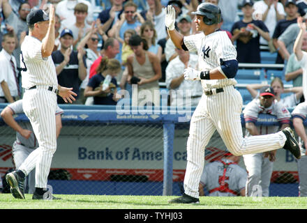 Alex Rodriguez, rechts, der New York Yankees, wird von Dritten begrüßt - base Trainer Larry bowa wie er runden die Grundlagen nach dem Schlagen eine zwölfte - Inning zwei - lassen Sie Homer aus der Atlanta Braves im Yankee Stadium am 28. Juni 2006 in New York. (UPI Foto/Monika Graff) Stockfoto